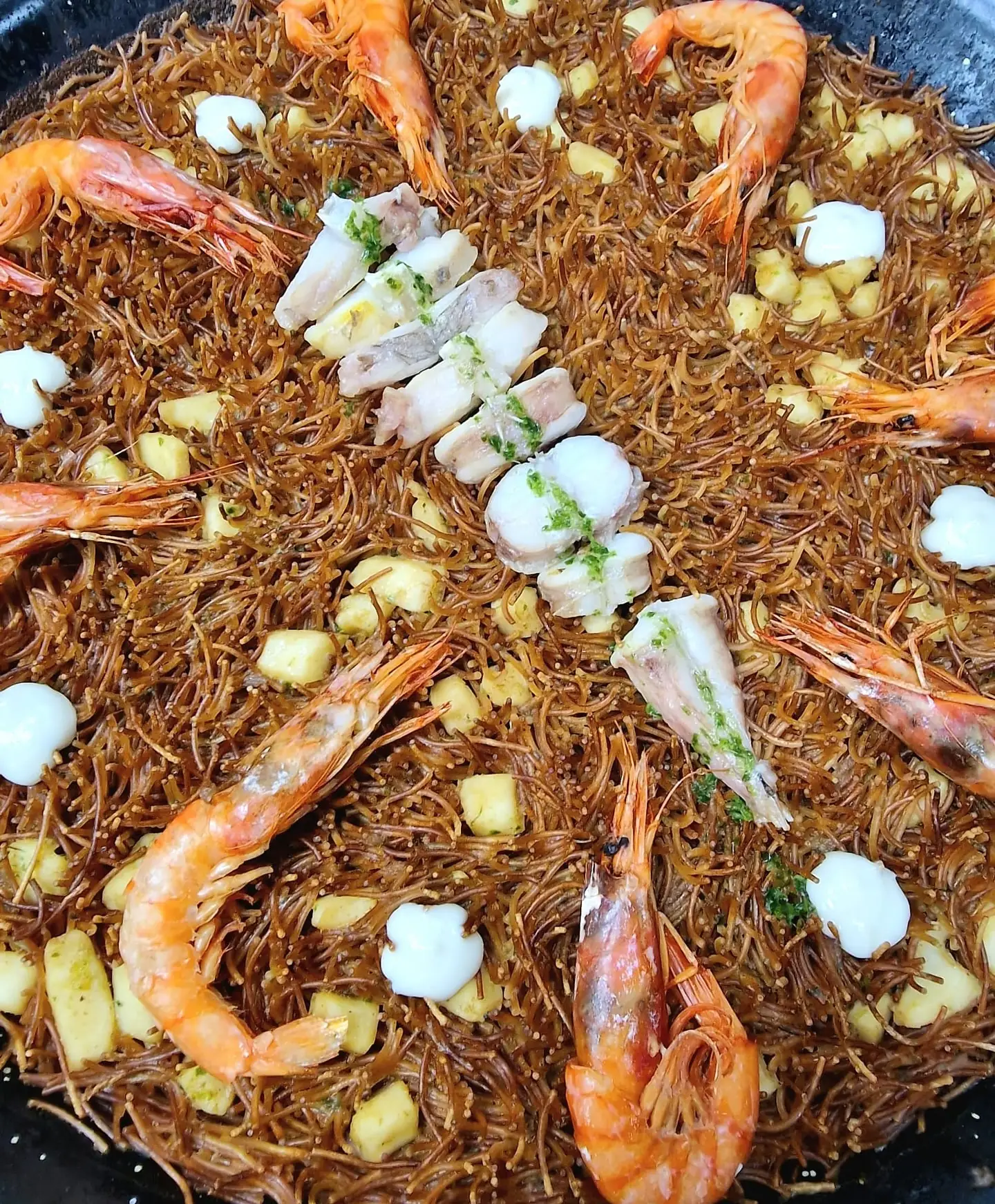 Fideua in the pan